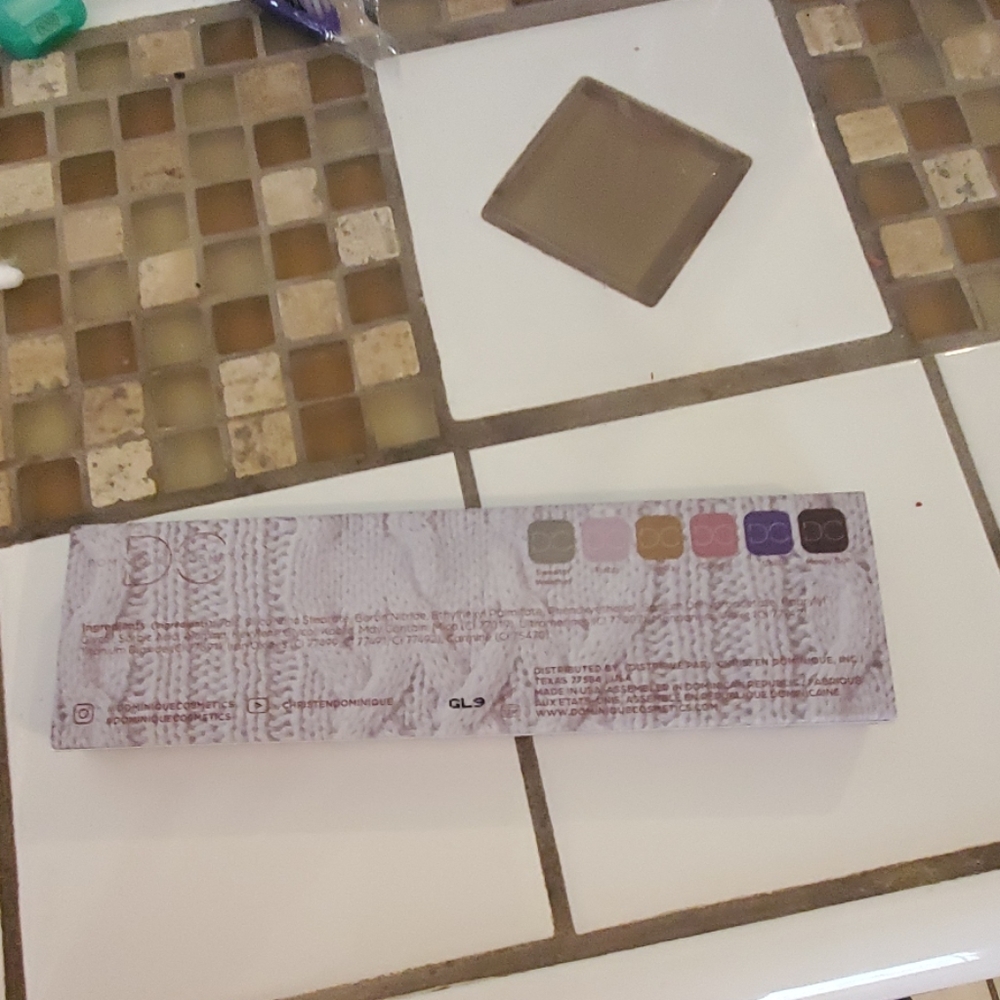 Eyeshadow palette - Picture 2 of 3